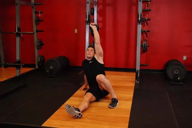 Levantar Turco com Kettlebell (Estilo Agachamento)