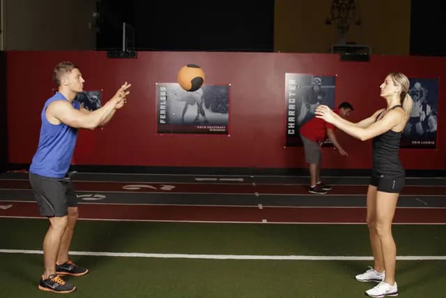 Arremesso de Peito com Medicine Ball