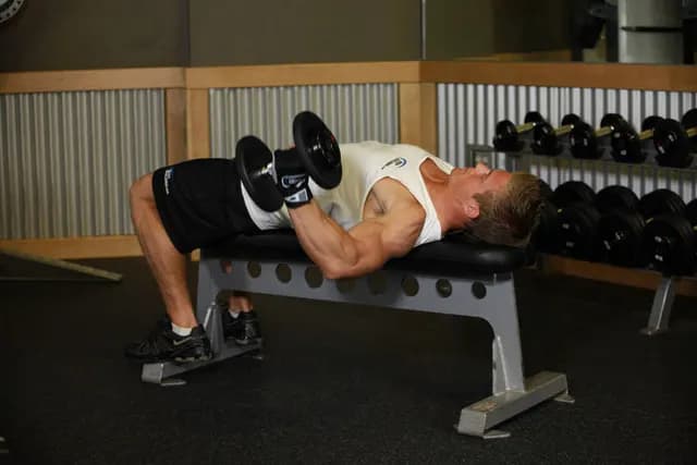Crucifixo Unilateral com Halter no Banco Reto