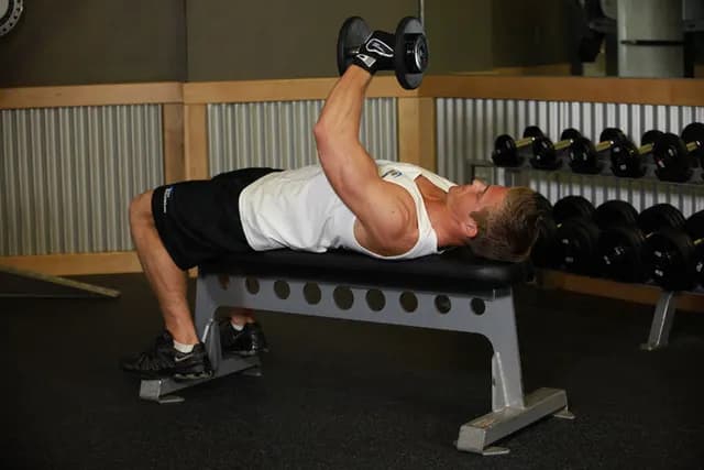 Crucifixo Unilateral com Halter no Banco Reto