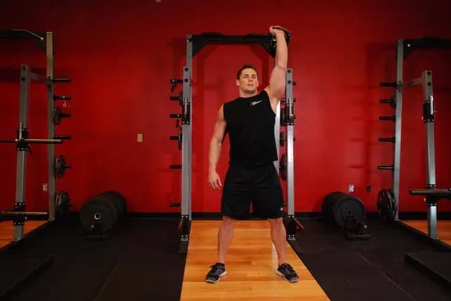 Agachamento Overhead Unilateral com Kettlebell