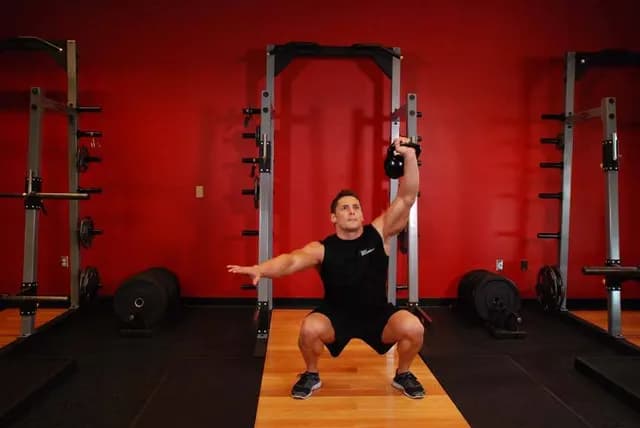 Agachamento Overhead Unilateral com Kettlebell