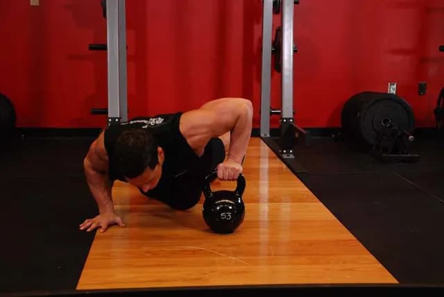 Flexão Pliométrica com Kettlebell