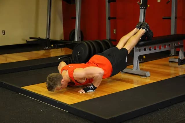 Flexão de Braço com Pés Elevados