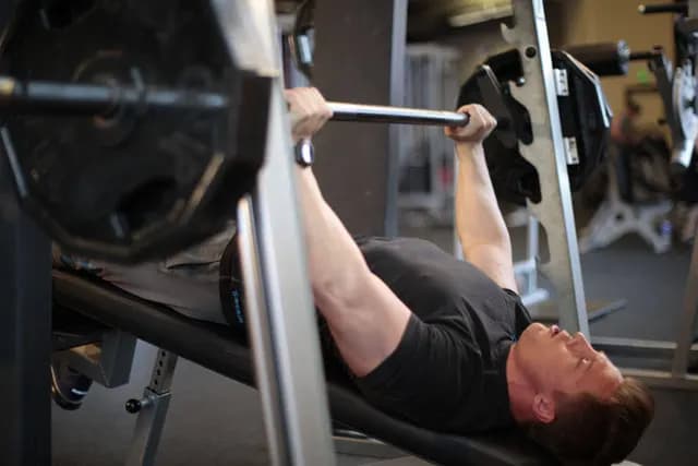 Supino Declinado no Smith Machine