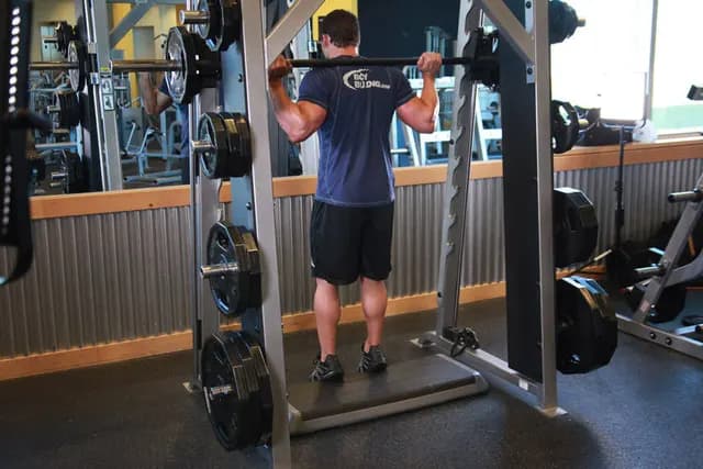 Elevação de Panturrilha Invertida no Smith Machine