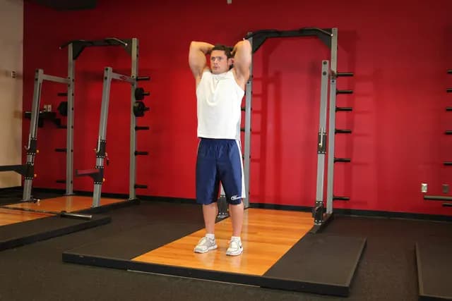 Tríceps Francês em Pé com Halter