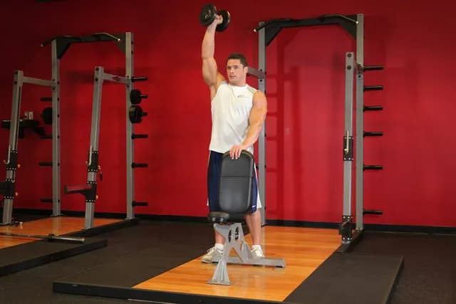 Desenvolvimento Unilateral com Halter em Pé - Pegada Neutra