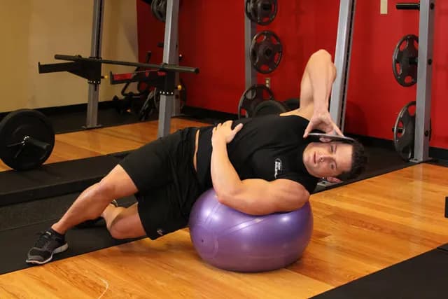 Flexão Lateral de Tronco na Bola Suíça com Peso