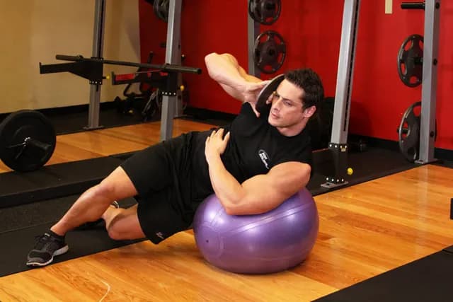 Flexão Lateral de Tronco na Bola Suíça com Peso